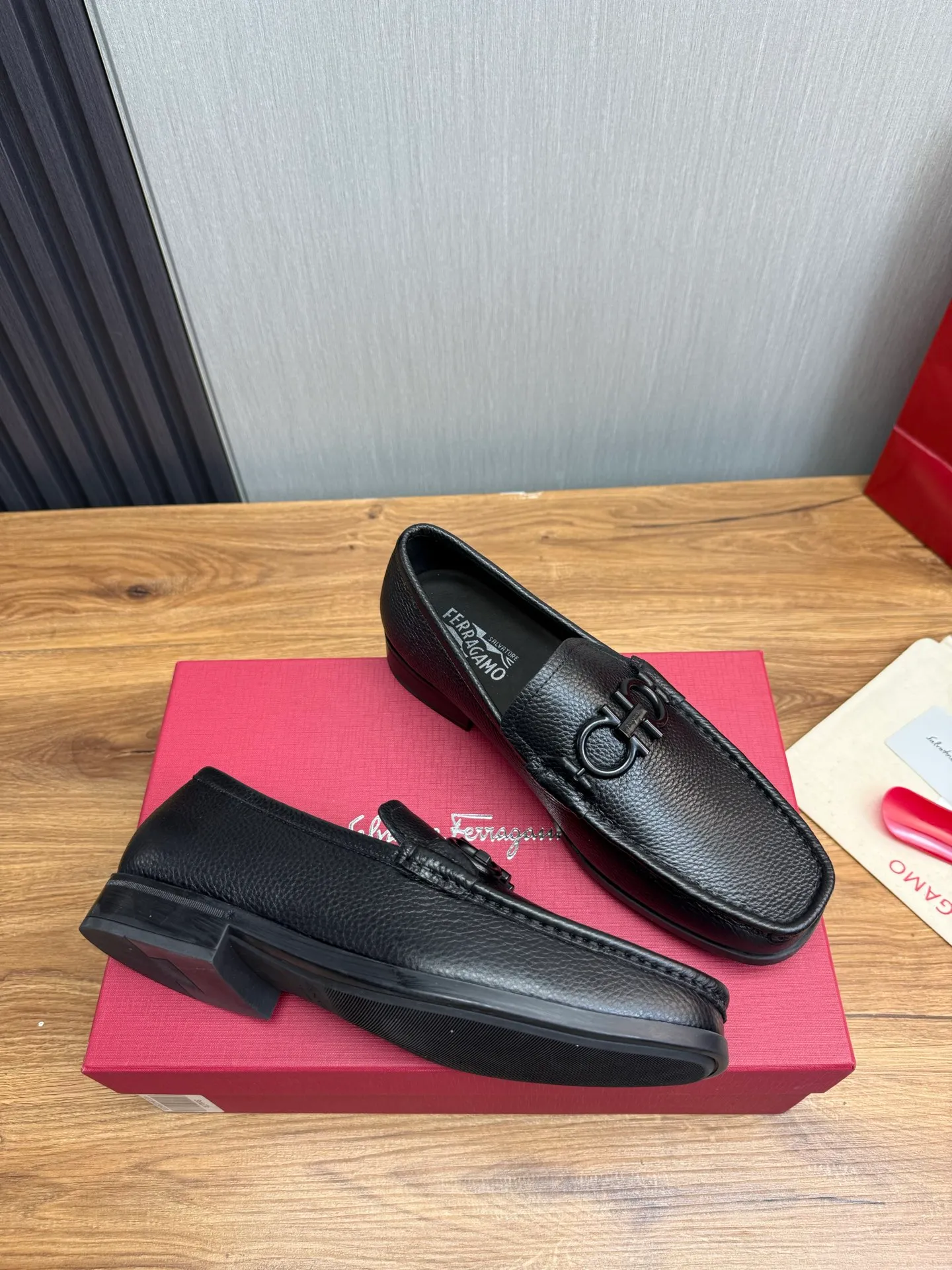 Men's shoes 💰760💰 Ferragamo. [Ferragamo] Men's Loaf leather shoes, the latest hot style, 1:1 original purchase quality, top quality, imported open-edge beaded cowhide leather on the upper, hand-made three-dimensional stitching highlights the round toe design, the inner feet are made of imported cowhide, with original wear-resistant rubber outsole, matching code 39-44, (38, 45 custom-made, non-refundable)